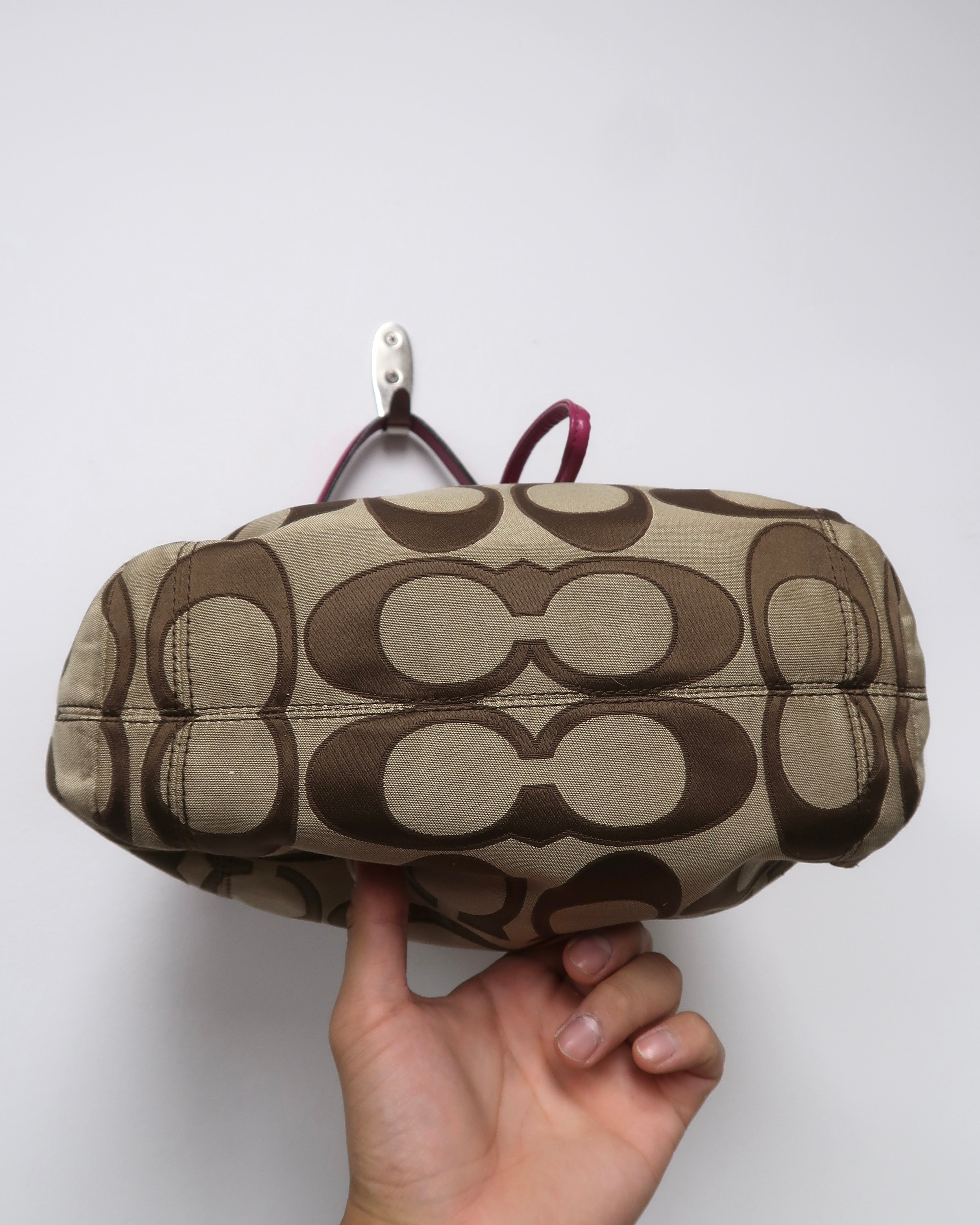 Coach Daisy Outline Signature Monogram